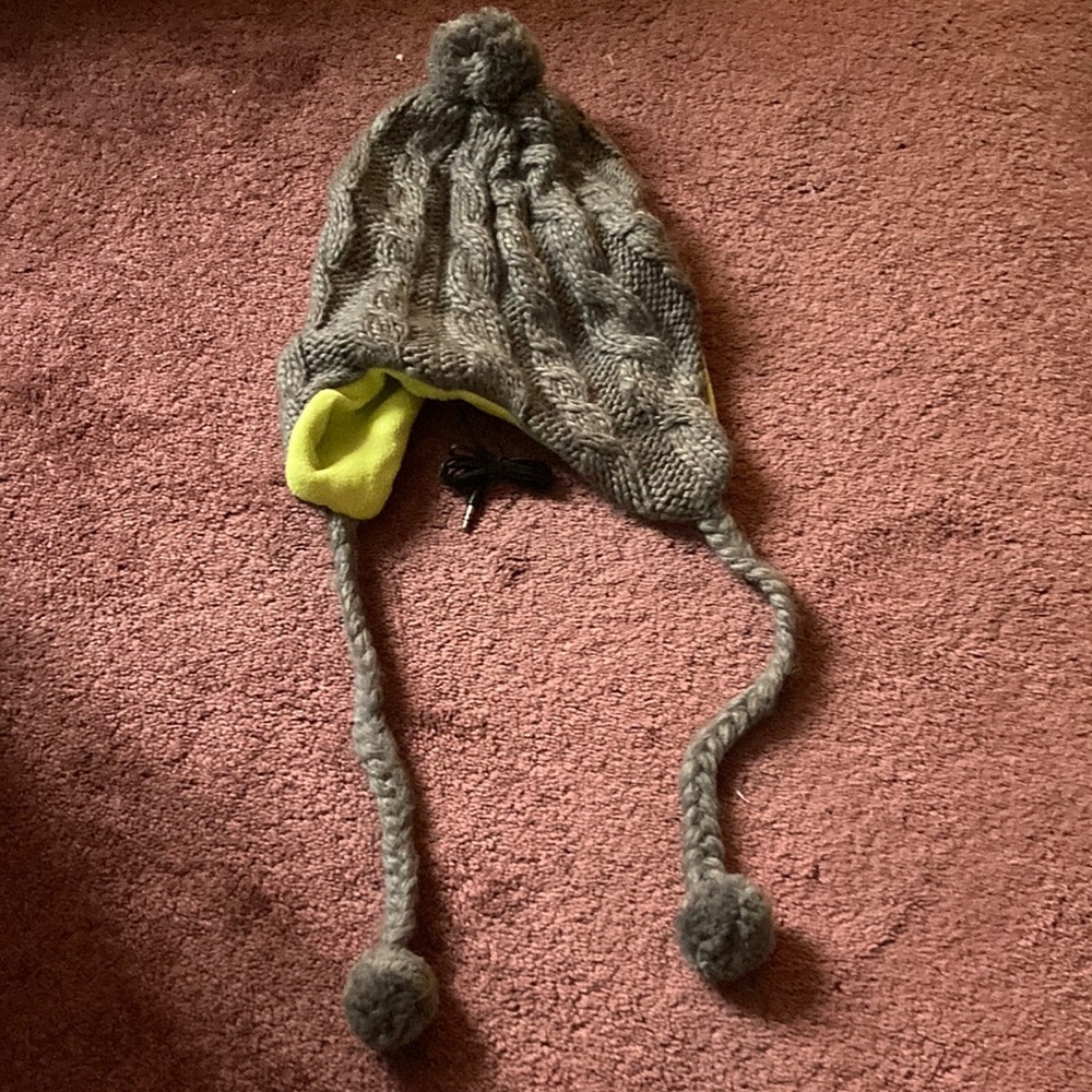 Winter hat phone connectable